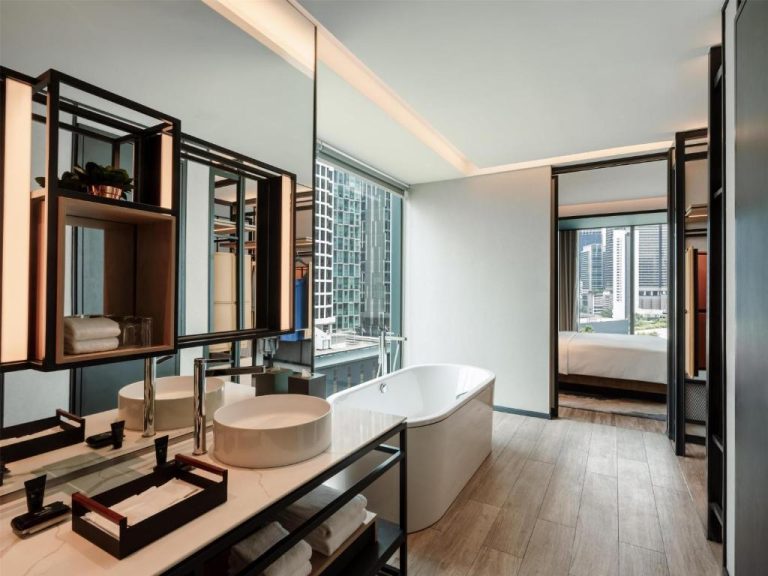 Baño de suite con bañera exenta y vistas a la ciudad en Hyatt Centric City Centre Kuala Lumpur