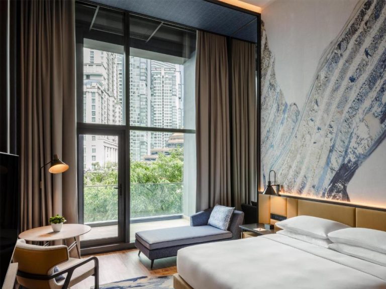 Habitación deluxe con cama king y vista panorámica a la ciudad en Hyatt Centric City Centre Kuala Lumpur