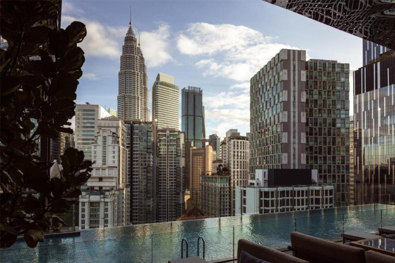 Piscina infinita del Hyatt Centric City Centre Kuala Lumpur con vistas a las Torres Petronas