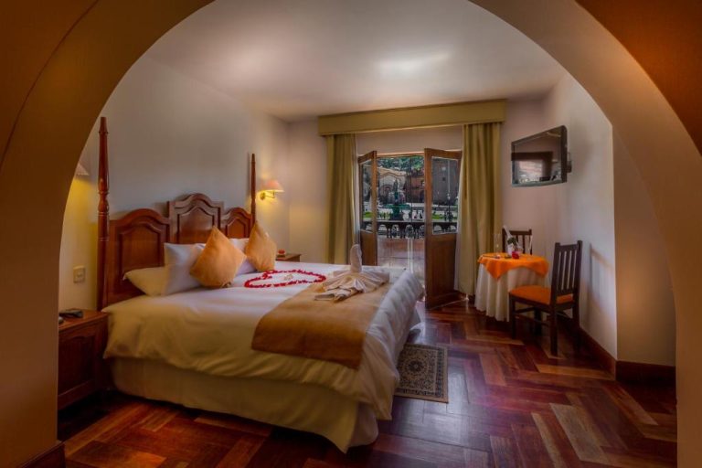 Habitación doble con arco colonial y vista a la plaza en Hotel Katari Plaza Cusco El Virrey