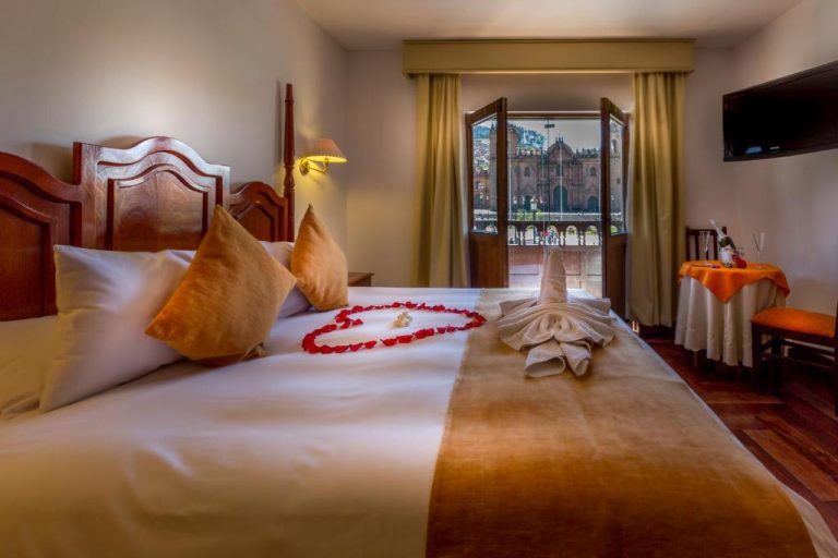 Habitación romántica con decoración de rosas y vista a la Plaza de Armas en Katari Plaza Cusco El Virrey