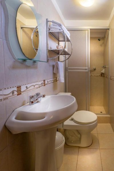 Baño completo con ducha, lavabo y espejo del Hotel Katari Plaza Cusco El Virrey