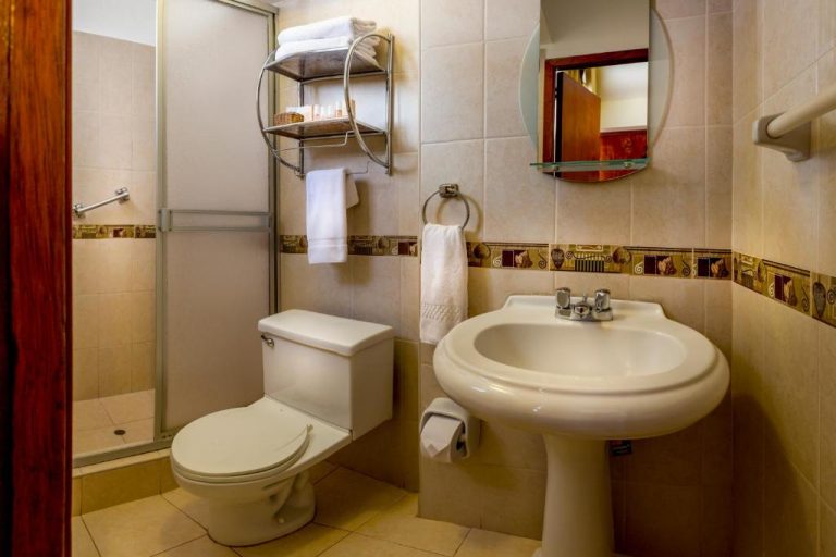 Baño privado completo con ducha, lavabo y aseo en el Hotel Katari Plaza Cusco El Virrey