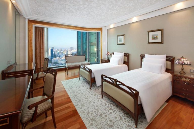 Habitación twin de lujo con vistas panorámicas a la ciudad en The Reverie Saigon Residential Suites