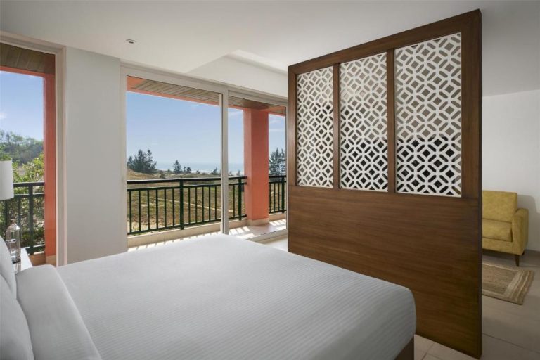 Habitación con cama doble y balcón con vistas al mar en Mandrem Beach Resort Radisson Individuals