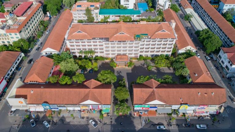 Vista aérea del Hotel Somadevi Angkor Resort & Spa con jardines y edificio principal en Siem Reap