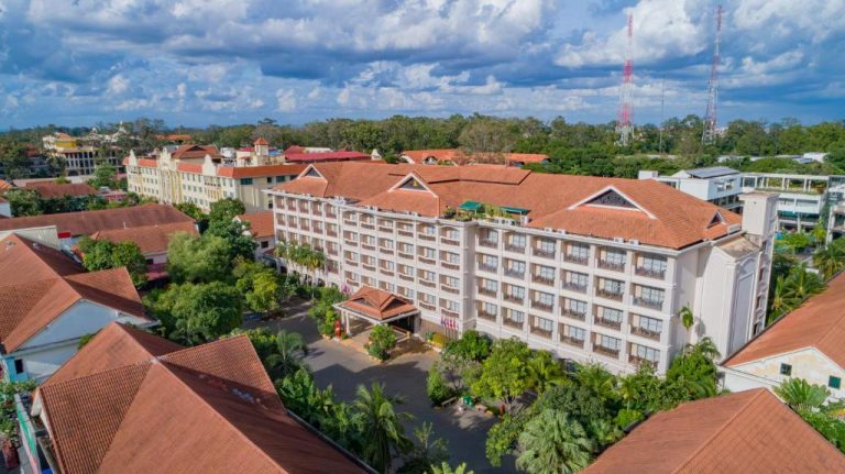Vista aérea del Hotel Somadevi Angkor Resort & Spa con fachada colonial y jardines tropicales en Siem Reap