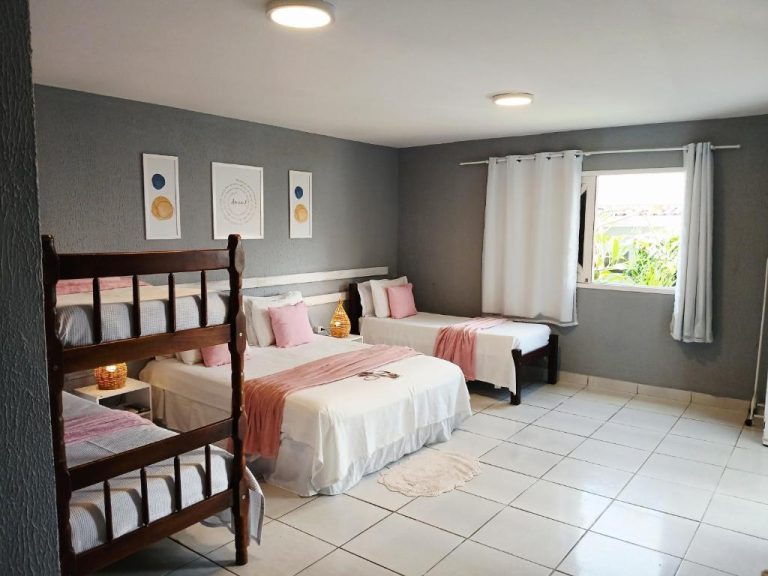 Habitación múltiple con literas y camas individuales en Pousada America do Sol