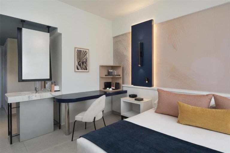 Habitación doble moderna con escritorio y cama king en Royal Beach Hotel Punta Cana, A JdV by Hyatt