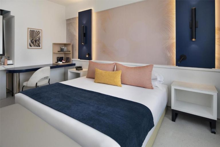 Habitación deluxe con cama king y decoración moderna en Royal Beach Hotel Punta Cana by Hyatt