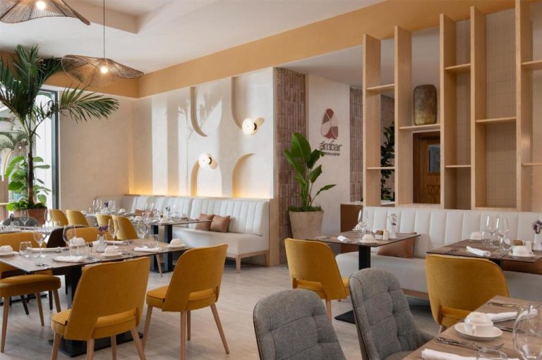 Restaurante Ambar del Royal Beach Hotel Punta Cana con mesas elegantes y decoración moderna en tonos dorados