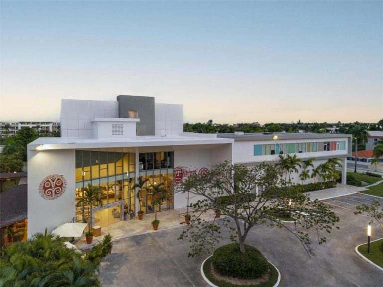 Fachada exterior moderna del Royal Beach Hotel Punta Cana A JdV by Hyatt con palmeras al atardecer