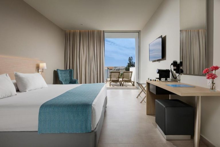 Habitación doble con cama king, terraza y escritorio del Mayfair Hotel