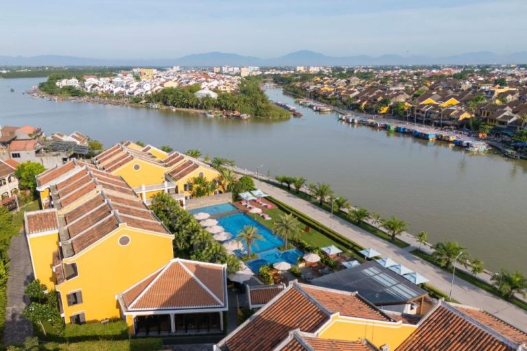 Vista aérea de la piscina exterior del Moire Hoi An Vignette Collection junto al río Thu Bon