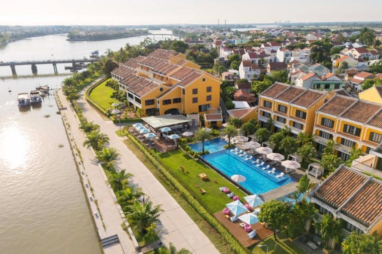 Vista aérea de la piscina exterior del Moire Hoi An Vignette Collection by IHG junto al río Thu Bon