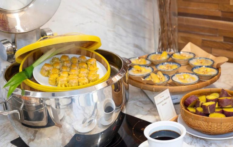Buffet de desayuno con dim sum al vapor y postres vietnamitas en Winsuites Saigon Hotel