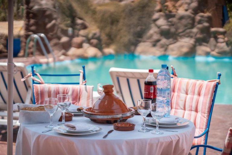 Almuerzo con tajín marroquí en terraza junto a la piscina exterior del Lakala Complexe Touristique