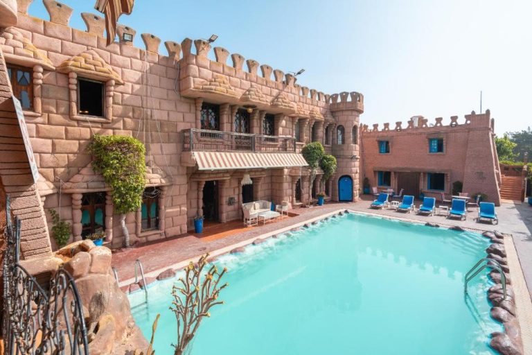 Piscina exterior con arquitectura de castillo medieval en Lakala Complexe Touristique Marruecos