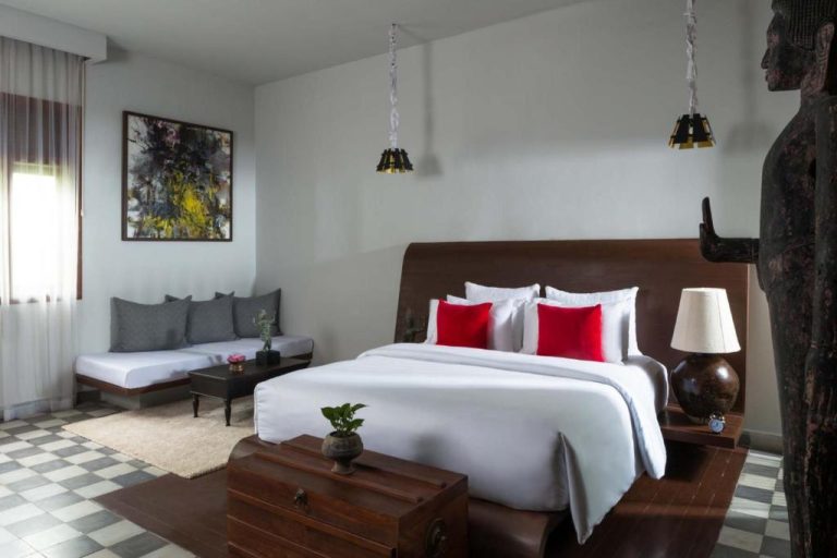 Habitación deluxe con cama king y decoración khmer en Sokkhak Boutique Resort & Spa
