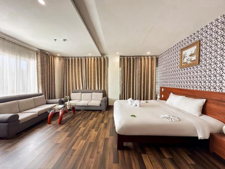Suite con cama doble y zona de salón en Quoc Cuong Hotel & Apartment Danang by Haviland