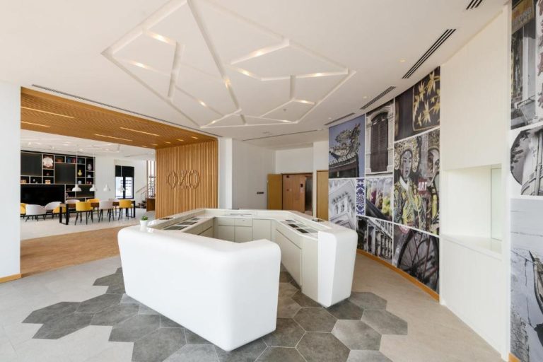 Recepción moderna con diseño contemporáneo y murales culturales en el lobby del OZO George Town Penang