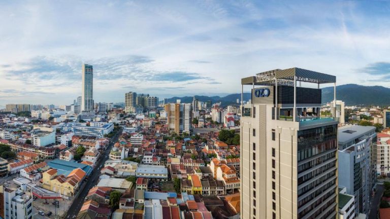 Vista aérea panorámica del Hotel OZO George Town Penang con skyline y barrio histórico colonial