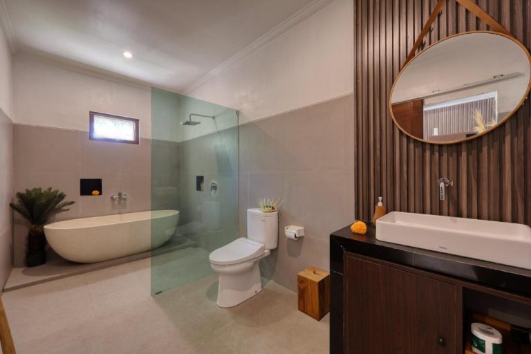 Baño de lujo con bañera exenta, ducha y lavabo doble en el Kelingking Tropical de Bali