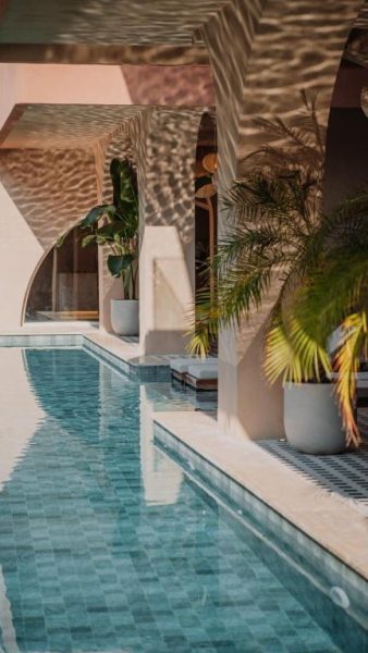 Piscina interior con arcos y vegetación tropical del hotel La Gaia Adult Only en ambiente exclusivo