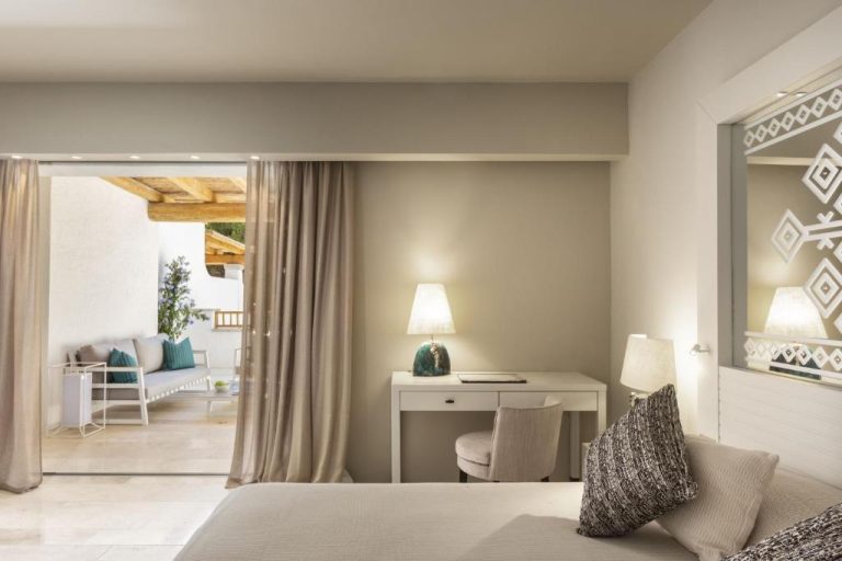 Habitación elegante con terraza privada y zona lounge exterior en Hotel La Bisaccia