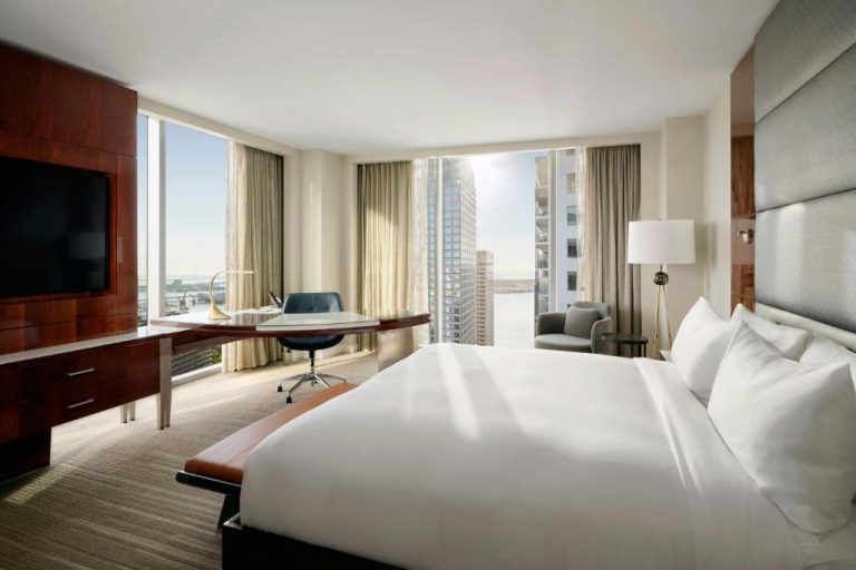 Habitación king con vista panorámica a los rascacielos en el JW Marriott Marquis Miami