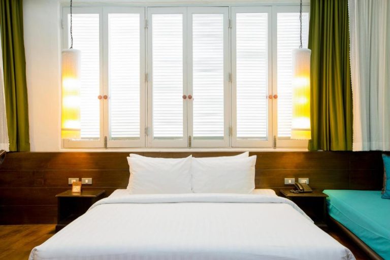 Habitación doble con cama matrimonial y ventanas de persianas en The Memory at On On Hotel