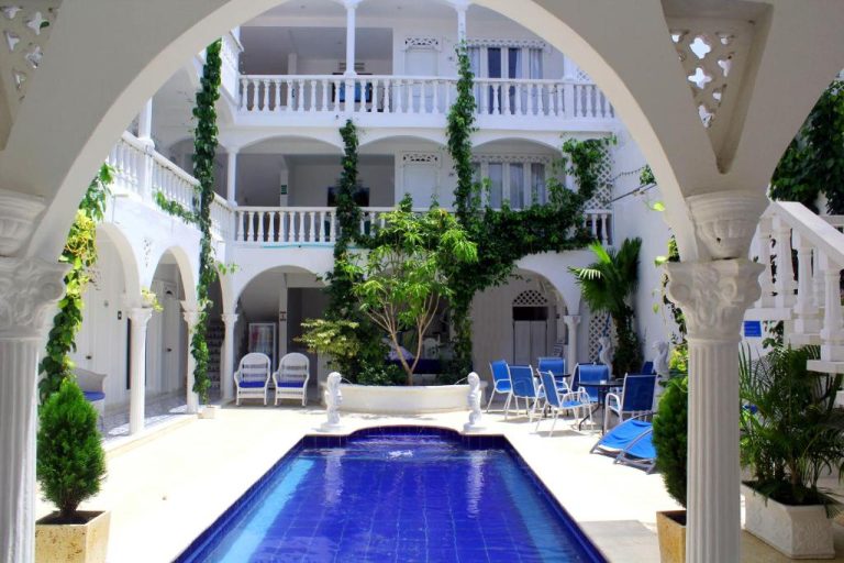 Piscina interior con patio colonial y balcones del Hotel Casa Mara by Akel Hotels en Cartagena