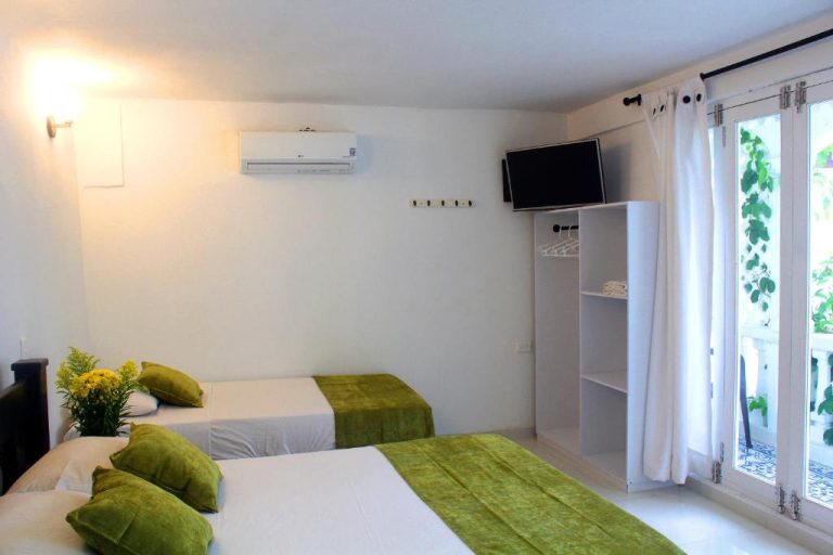 Habitación twin con camas individuales y aire acondicionado en Hotel Casa Mara by Akel Hotels