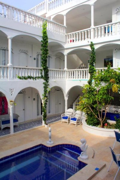 Patio interior con piscina y balcones blancos del Hotel Casa Mara by Akel Hotels