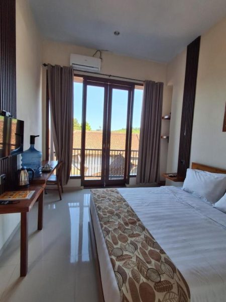 Habitación doble con cama matrimonial y balcón con vistas en L'Javas Villas