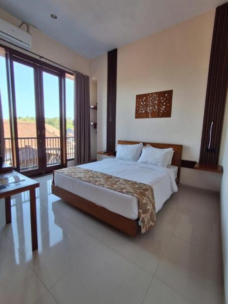 Habitación doble con cama matrimonial y balcón con vistas en L'Javas Villas
