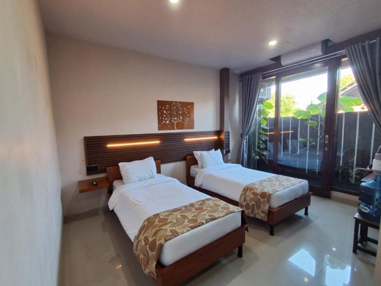 Habitación twin con dos camas y balcón con vistas a jardín en L'Javas Villas Bali