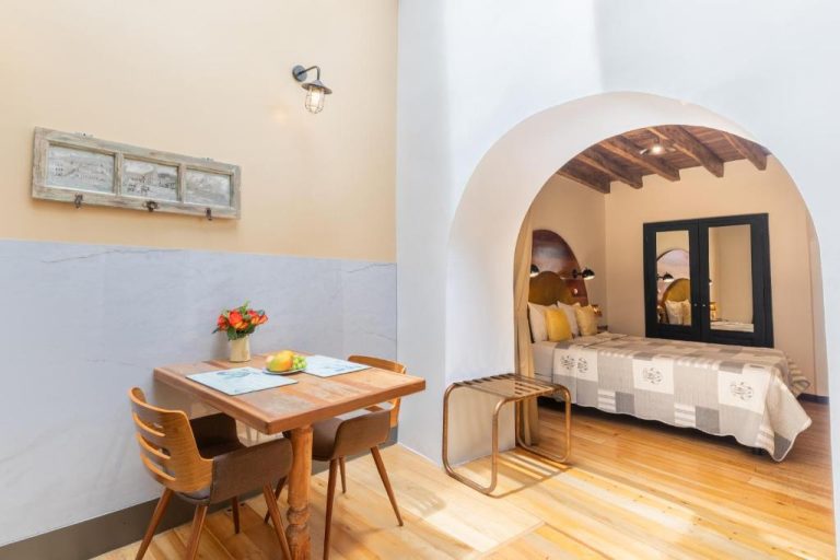 Suite con arco arquitectónico y zona de comedor en Old Town Quito Suites Heritage Hotel, centro histórico