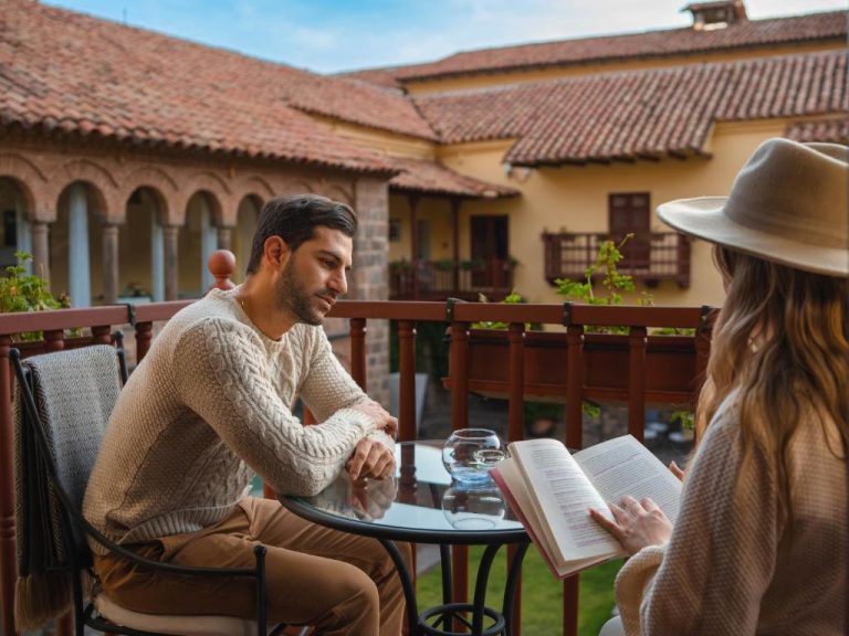 Pareja relajada en la terraza colonial del Casa Cartagena Boutique Hotel & Spa en Cusco