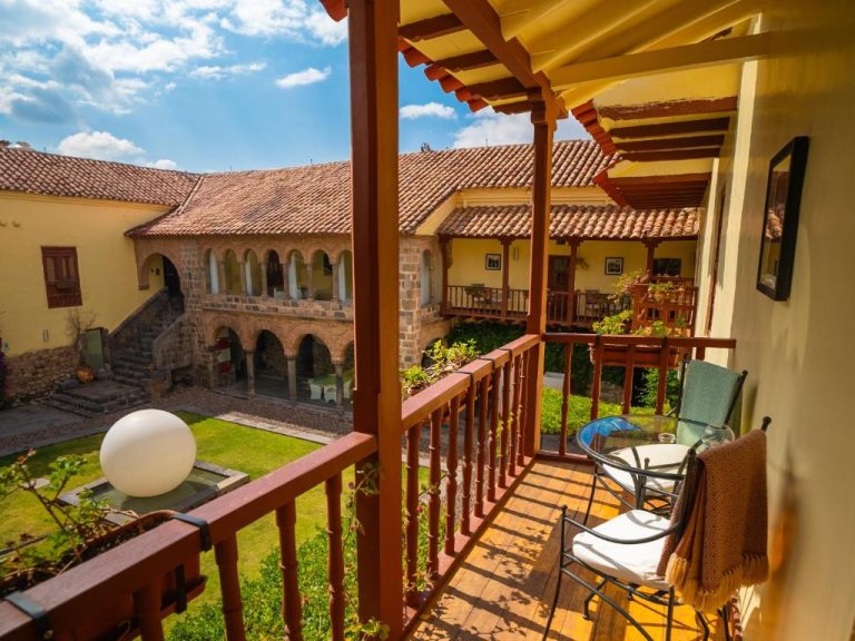 Balcón privado con vistas al patio colonial del Casa Cartagena Boutique Hotel & Spa en Cusco