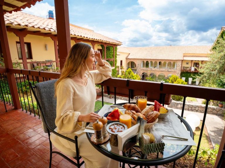Desayuno en terraza con vista al jardín del Casa Cartagena Boutique Hotel & Spa en Cusco