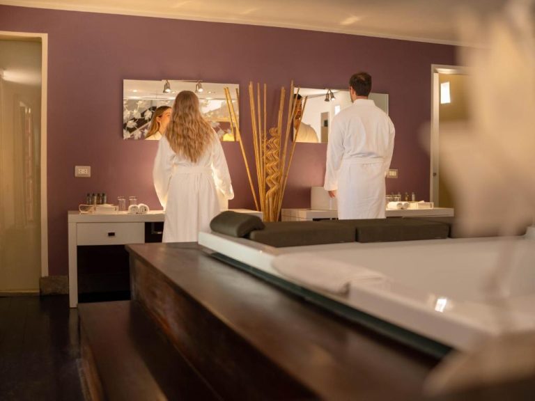 Pareja en batas de baño blancas en la zona spa del Casa Cartagena Boutique Hotel & Spa con jacuzzi