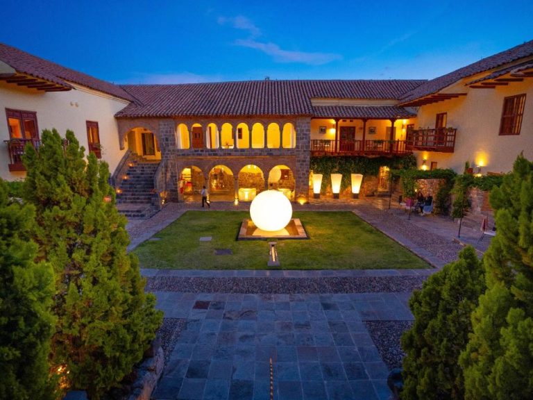Patio interior iluminado con jardín y esfera luminosa del Casa Cartagena Boutique Hotel & Spa en Cusco