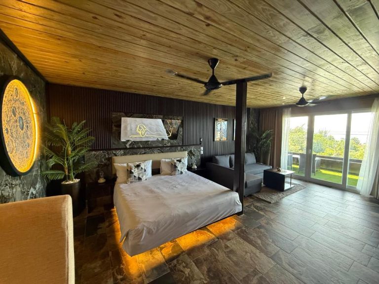 Suite de lujo con cama doble, techo de madera y terraza con vistas en Sosua Inn Hotel