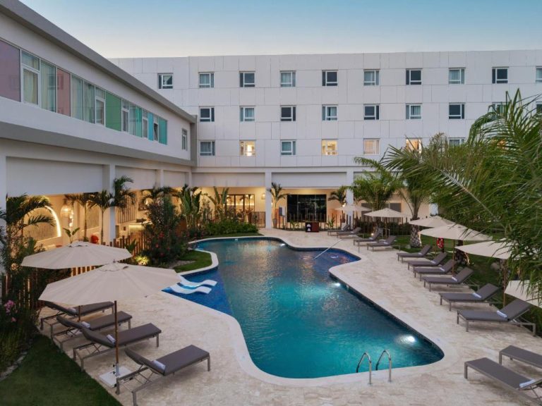 Piscina exterior con tumbonas y sombrillas del Royal Beach Hotel Punta Cana, A JdV by Hyatt