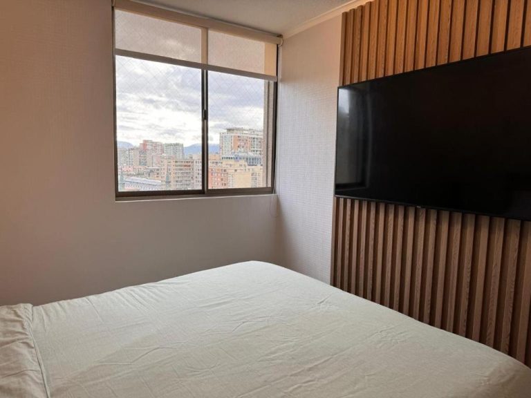 Habitación doble con televisor y vista panorámica a la ciudad en Hotel Azzaí Bellas Artes