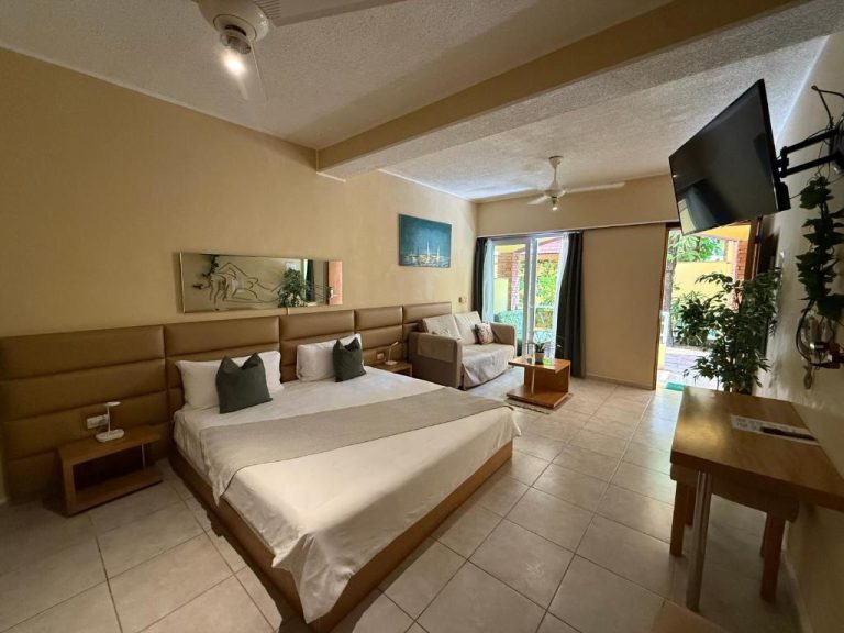 Habitación doble superior con cama king, televisión y terraza en Sosua Inn Hotel República Dominicana