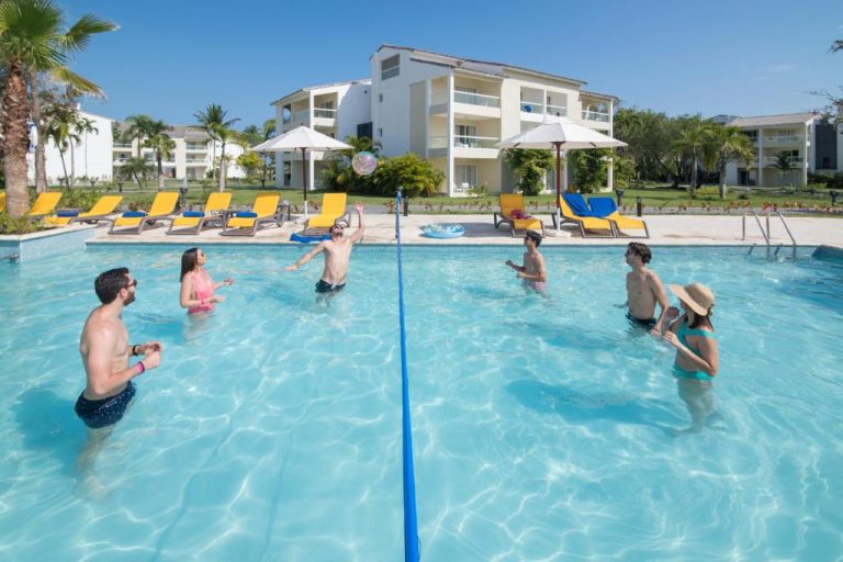 Grupo de turistas jugando voleibol en la piscina del Emotions by Hodelpa Puerto Plata