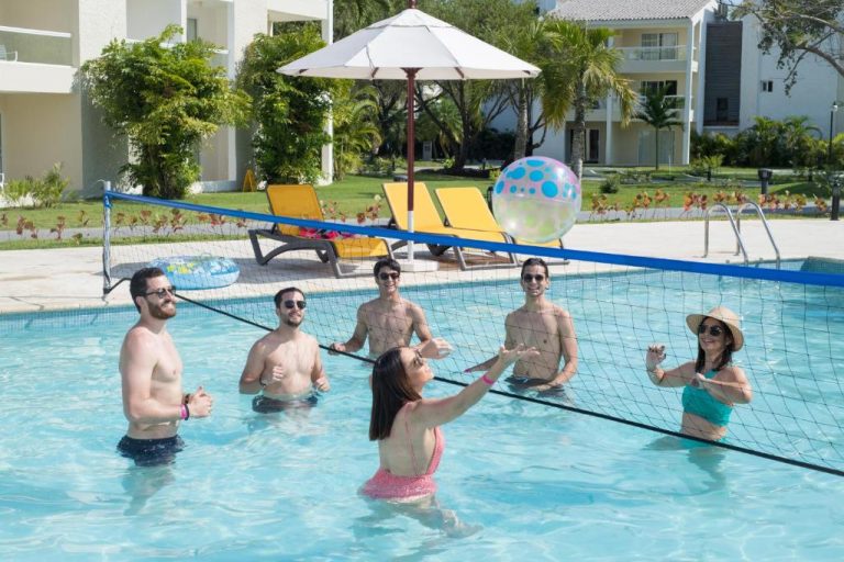 Grupo de amigos jugando voleibol en la piscina del Emotions by Hodelpa Puerto Plata