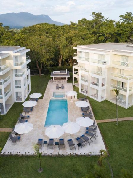 Vista aérea de la piscina exterior con tumbonas y sombrillas del Emotions by Hodelpa Puerto Plata